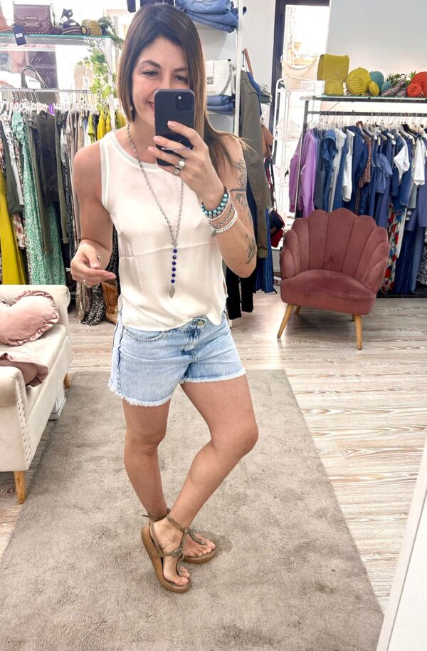 Shorts con micro borchie