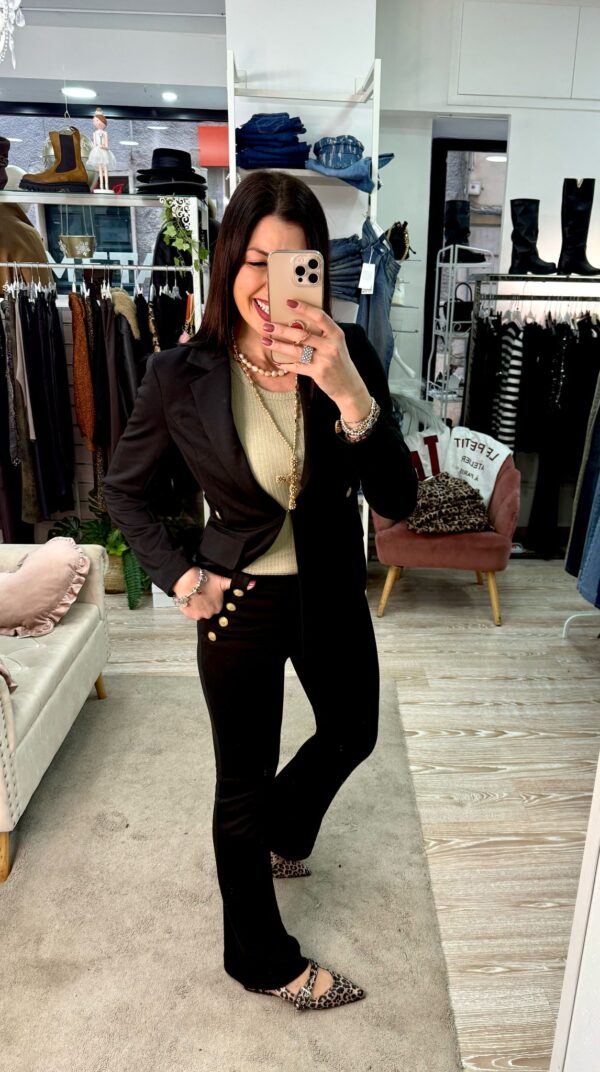 Blazer nero con bottone oro sulle tasche Only